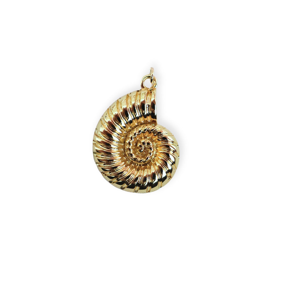 Dije en forma de caracol dorado de chapa de oro