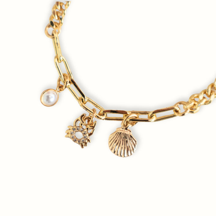 Brazalete Elira con cadena dorada, perla de río, cangrejo y concha