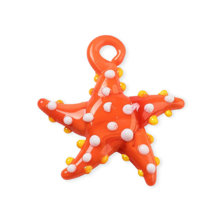Dije de murano naranja en forma de estrella de mar con puntos blancos y amarillos