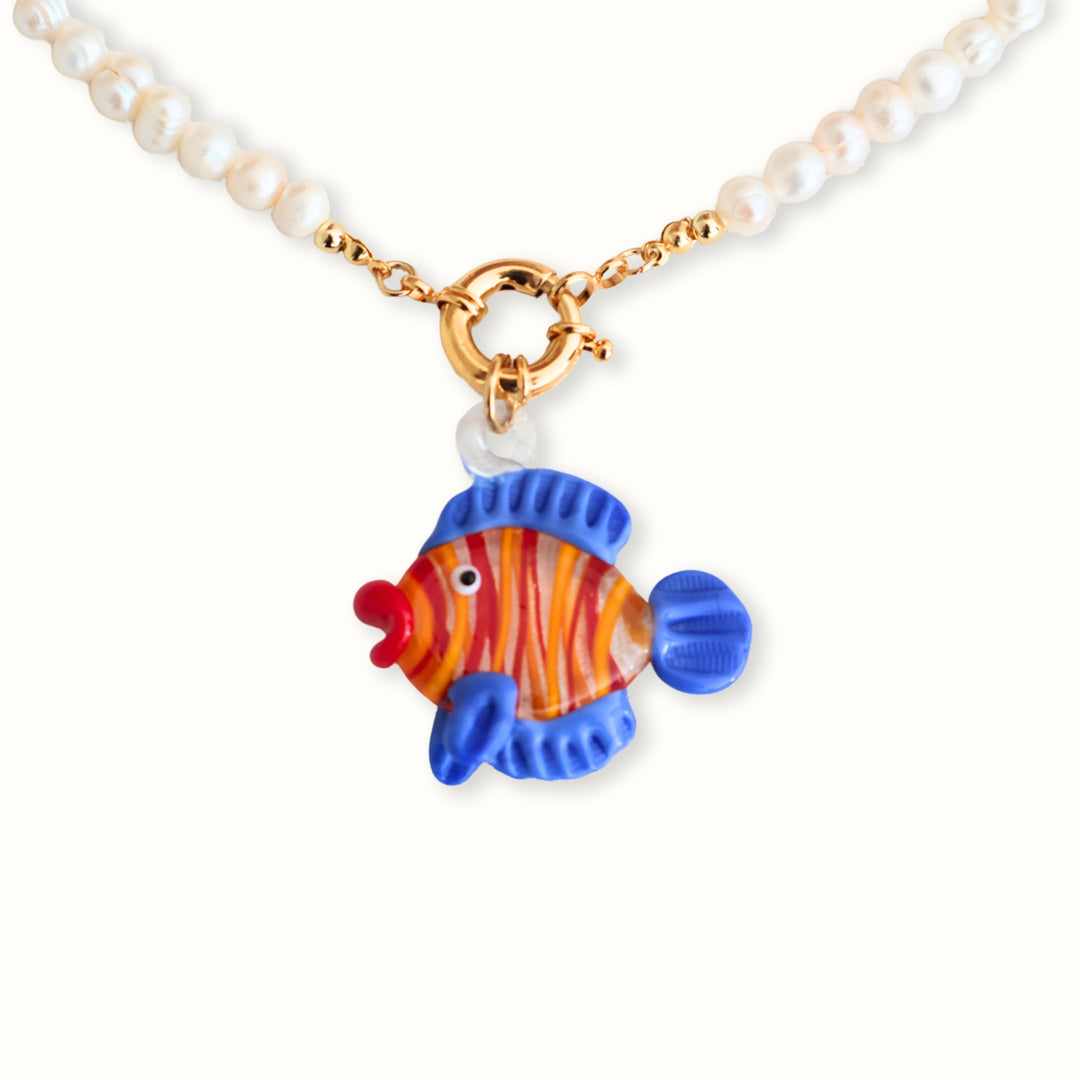 Collar Anisea con perlas, broche dorado tipo marinero y dije de pez naranja con azul
