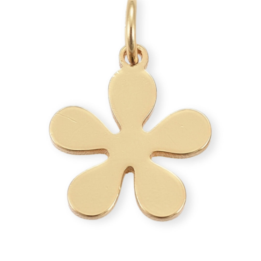 Dije dorado en forma de flor elaborado en chapa de oro