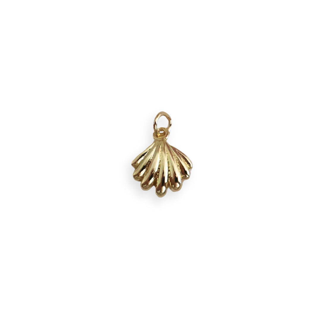 Dije dorado en forma de concha elaborado en chapa de oro