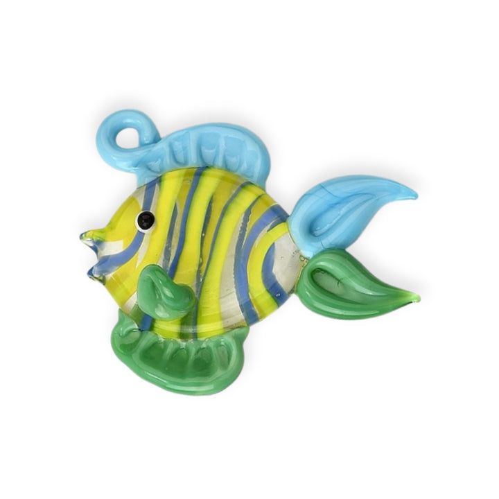 Dije de murano en forma de pez azul cielo con verde y rayas decorativas