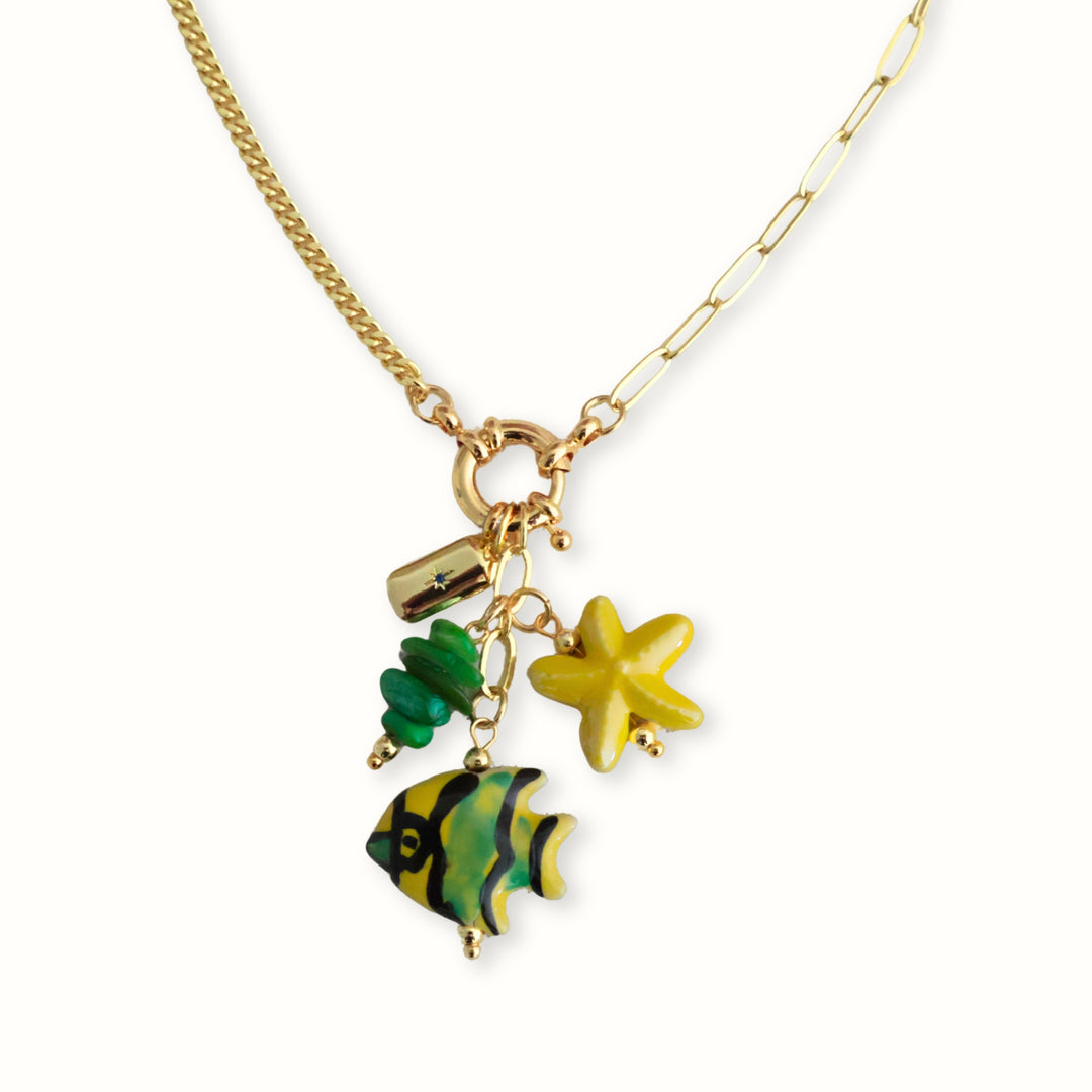 Collar Kauai con dijes tropicales en verde y amarillo
