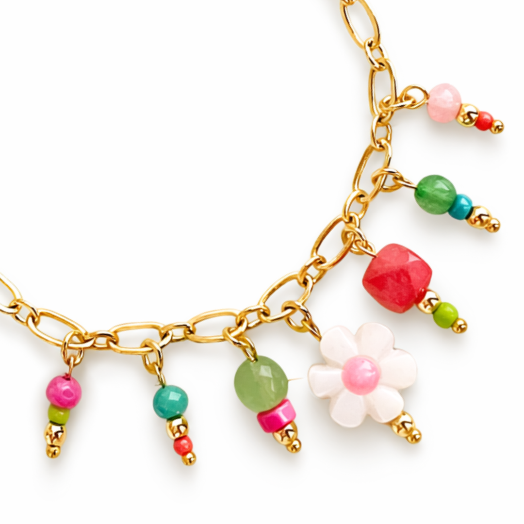 Brazalete con flor de madre perla, piedras naturales y chaquira de chapa de oro