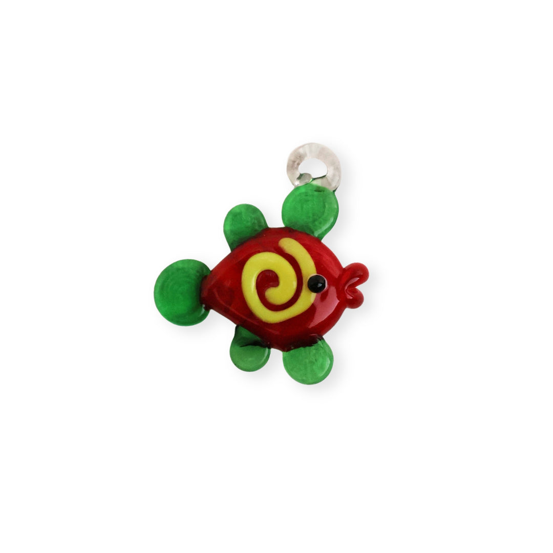 Dije de murano en forma de pez, colores rojo oscuro y verde con espiral amarillo