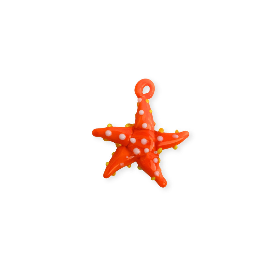 Dije de murano naranja en forma de estrella de mar con puntos blancos y amarillos