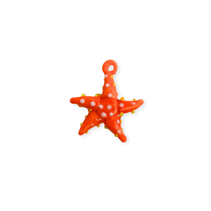 Dije de murano naranja en forma de estrella de mar con puntos blancos y amarillos