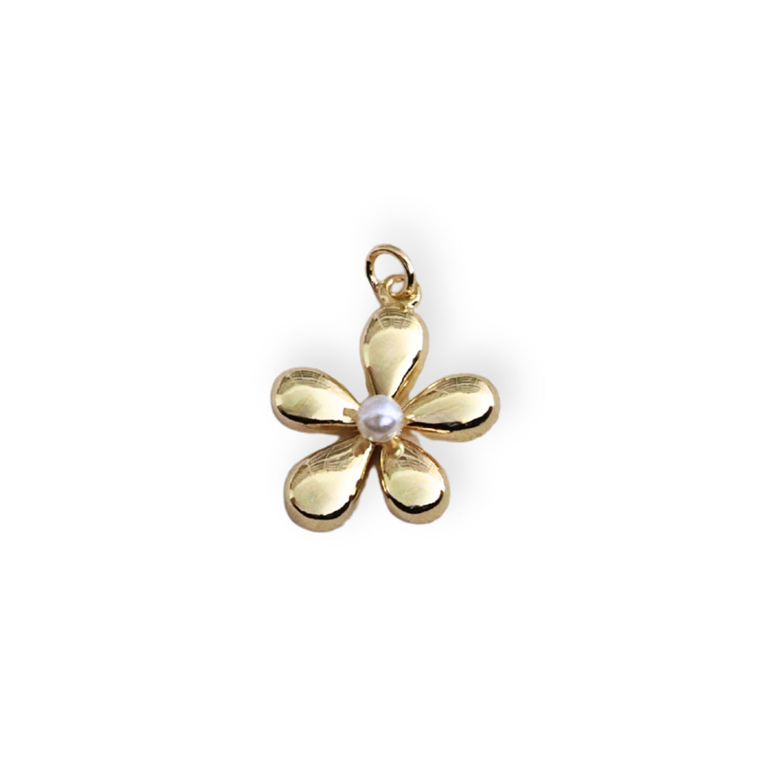 Dije de flor en chapa de oro con perla sintética al centro, diseño elegante y delicado.