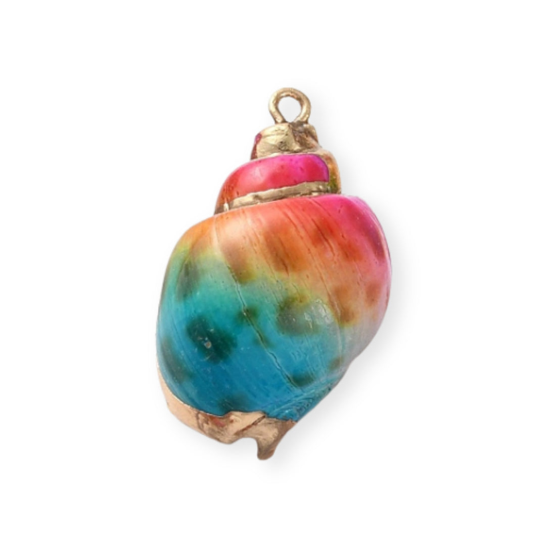 Dije en forma de caracol elaborado con concha natural dorada