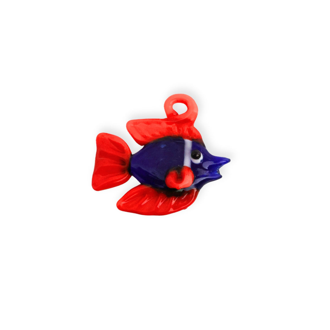 Dije artesanal de murano en forma de pescado, colores vivos sobre fondo blanco