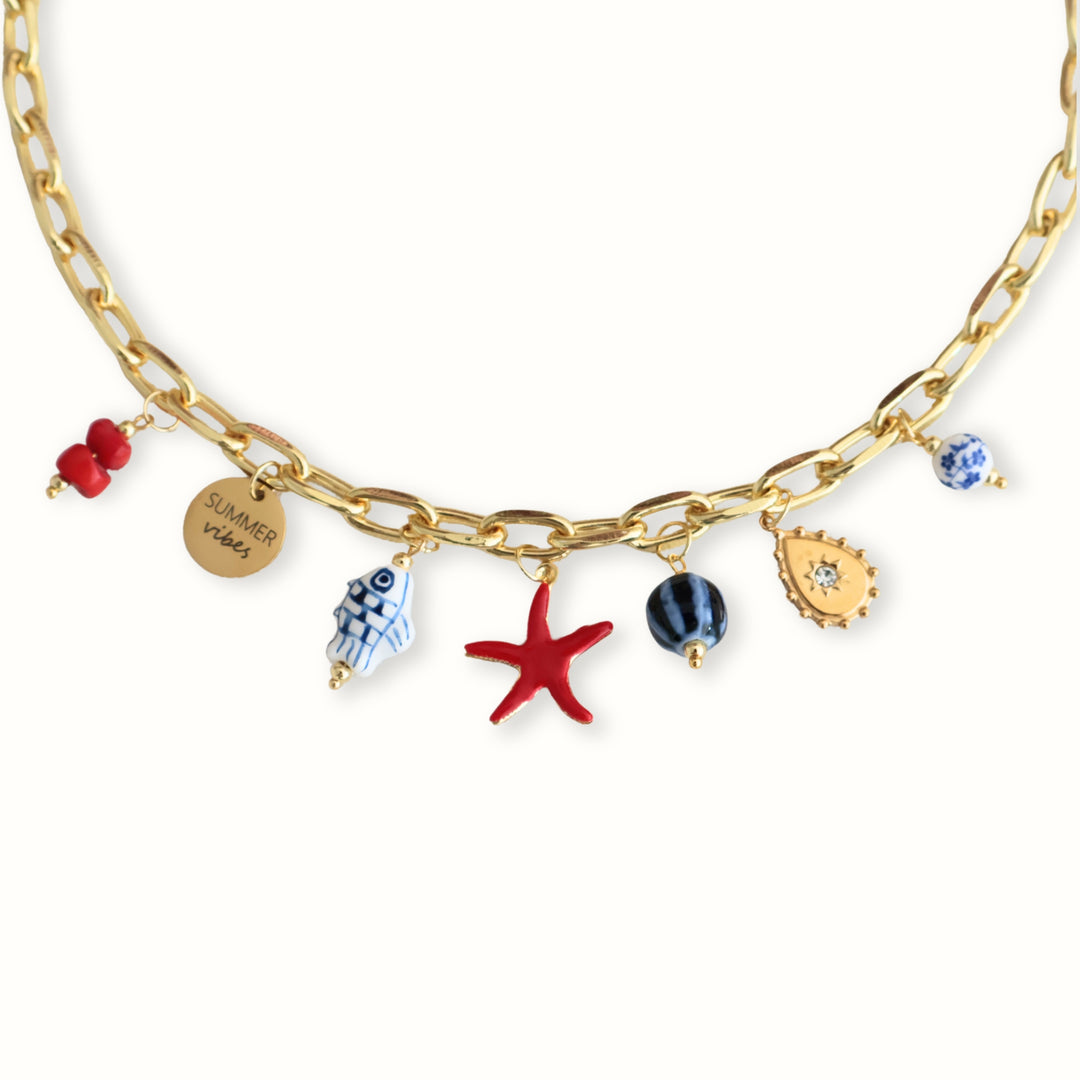Collar Ephyra con estrella de mar roja, cadena dorada y dijes marinos