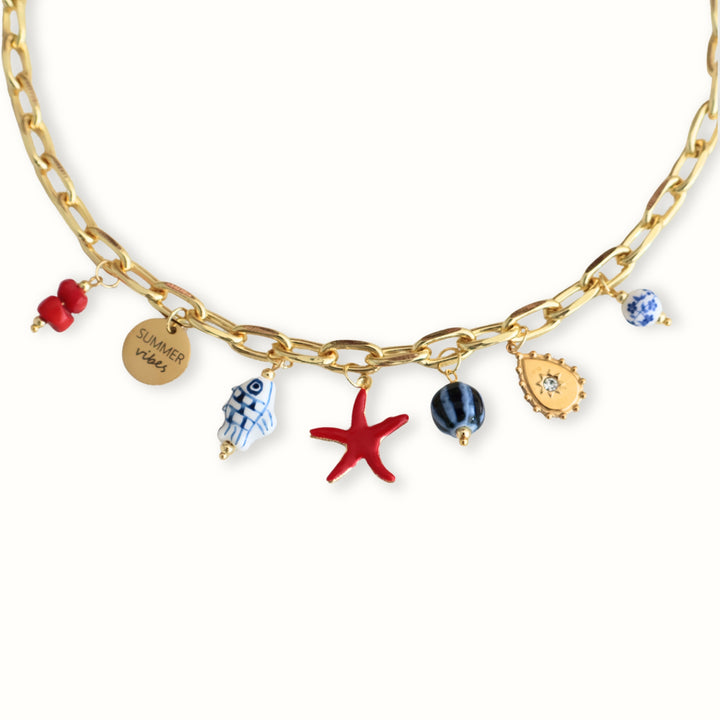 Collar Ephyra con estrella de mar roja, cadena dorada y dijes marinos