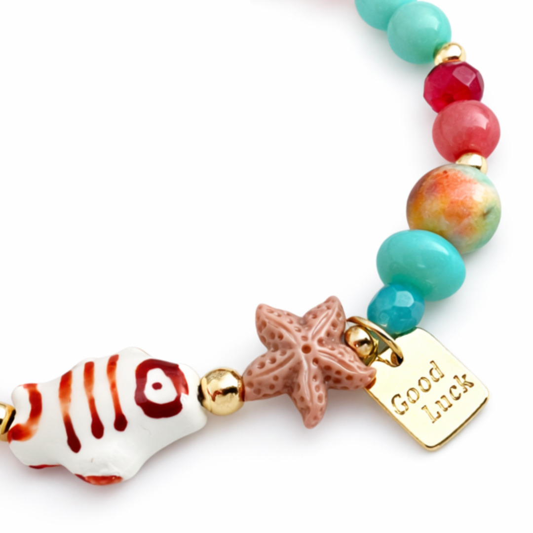 Brazalete marino con pez de cerámica, piedras naturales, cristal y dije Good Luck de chapa de oro