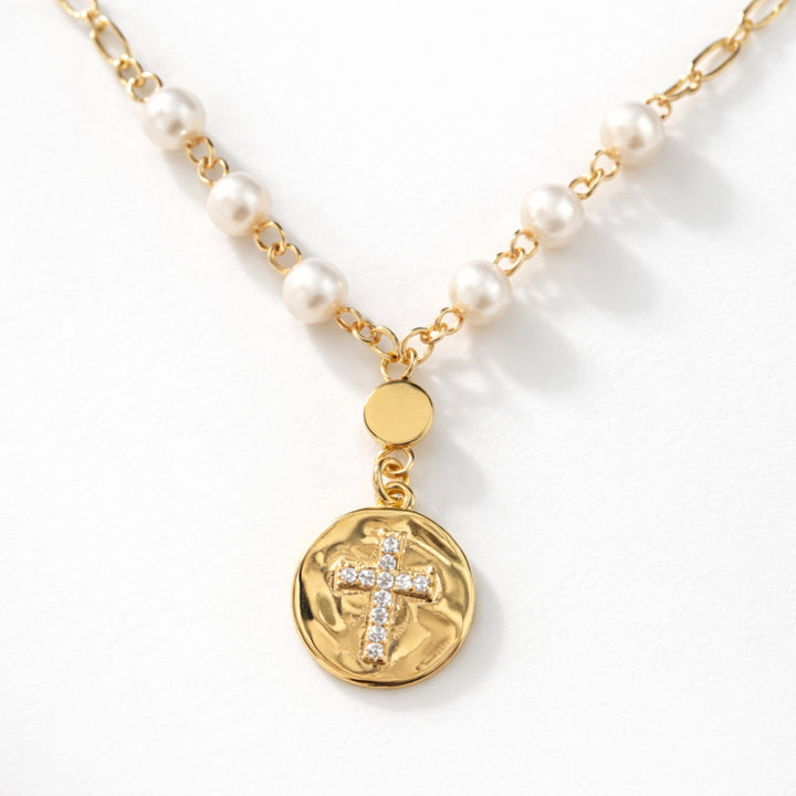Collar religioso de chapa de oro con perla de río y cruz con zirconia