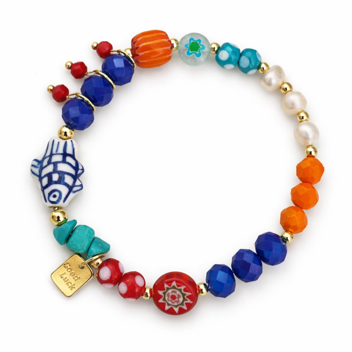 Brazalete marino con pez de cerámica, perla de río, piedras naturales y dije Good Luck de chapa de oro