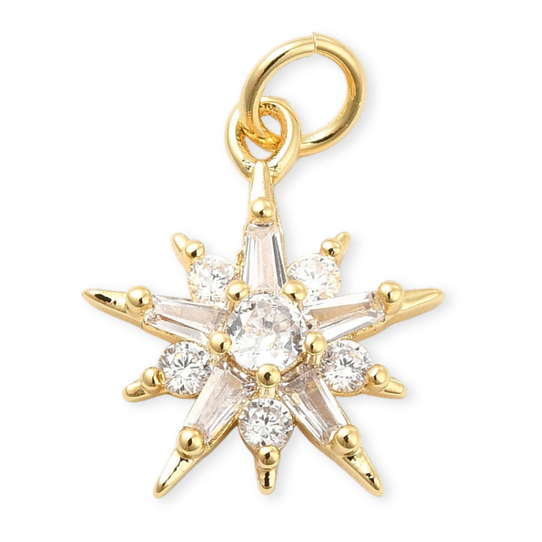 Dije estrella dorado con zirconia en el centro sobre fondo blanco
