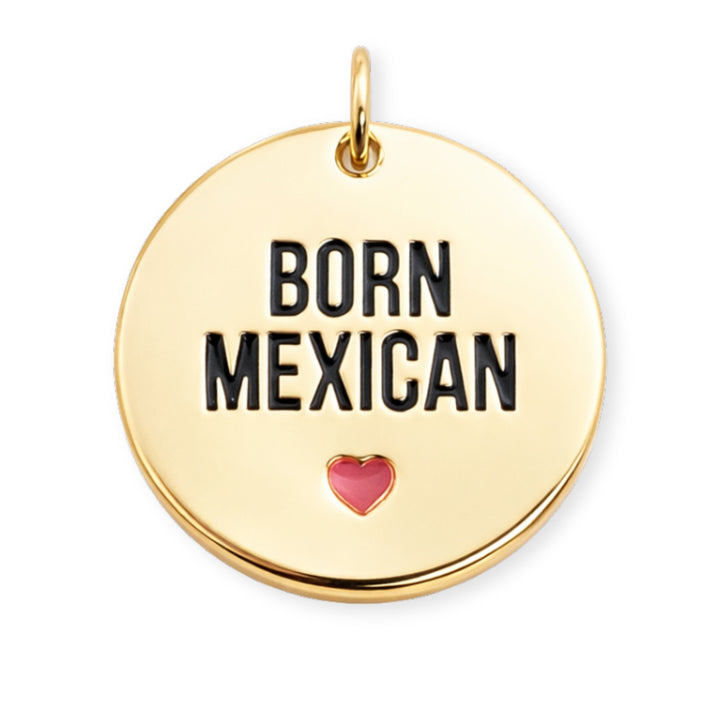 Dije redondo de chapa de oro con frase "BORN MEXICAN" y corazón rosa esmaltado sobre fondo blanco