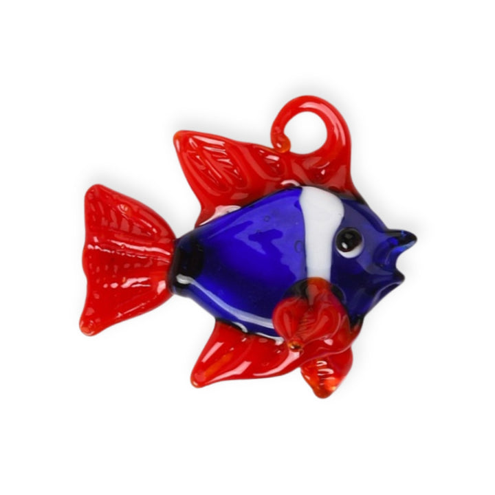 Dije artesanal de murano en forma de pescado, colores vivos sobre fondo blanco