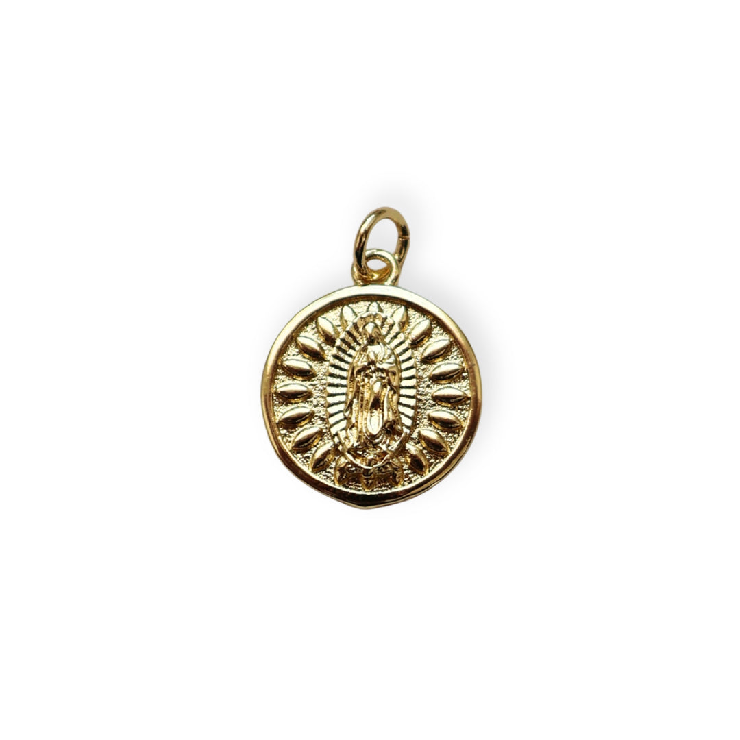Dije circular de la Virgen de Guadalupe en chapa de oro sobre fondo blanco