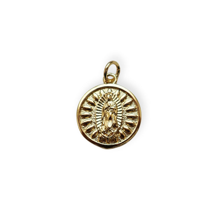 Dije circular de la Virgen de Guadalupe en chapa de oro sobre fondo blanco