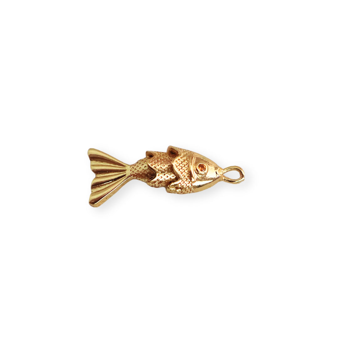 Dije dorado en forma de pez con zirconia y aleta móvil sobre fondo blanco