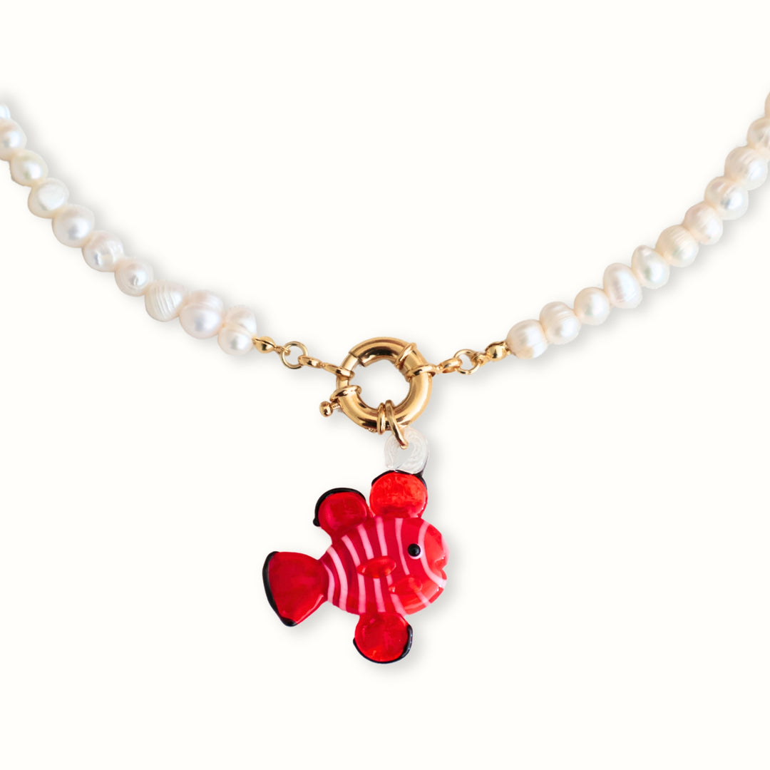 Collar Nerina con perlas de río y pez en vidrio rojo