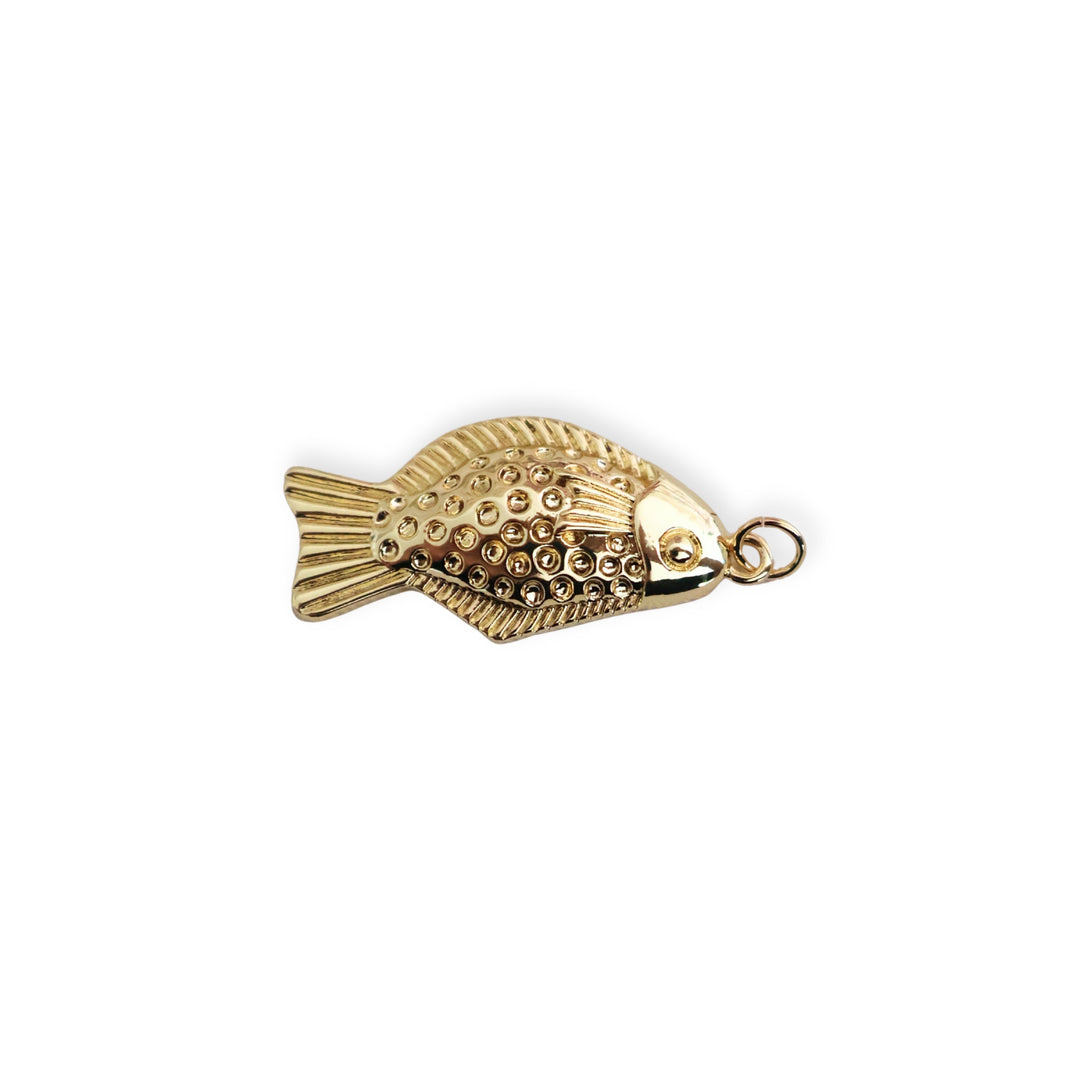Dije de pescado en chapa de oro con acabado brillante sobre fondo blanco