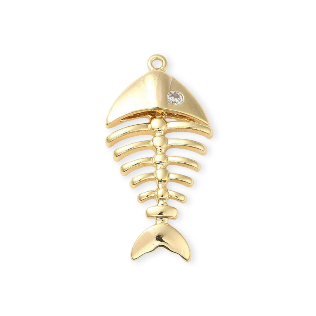 Dije de pescado de chapa de oro con zirconia y cuerpo articulado sobre fondo blanco