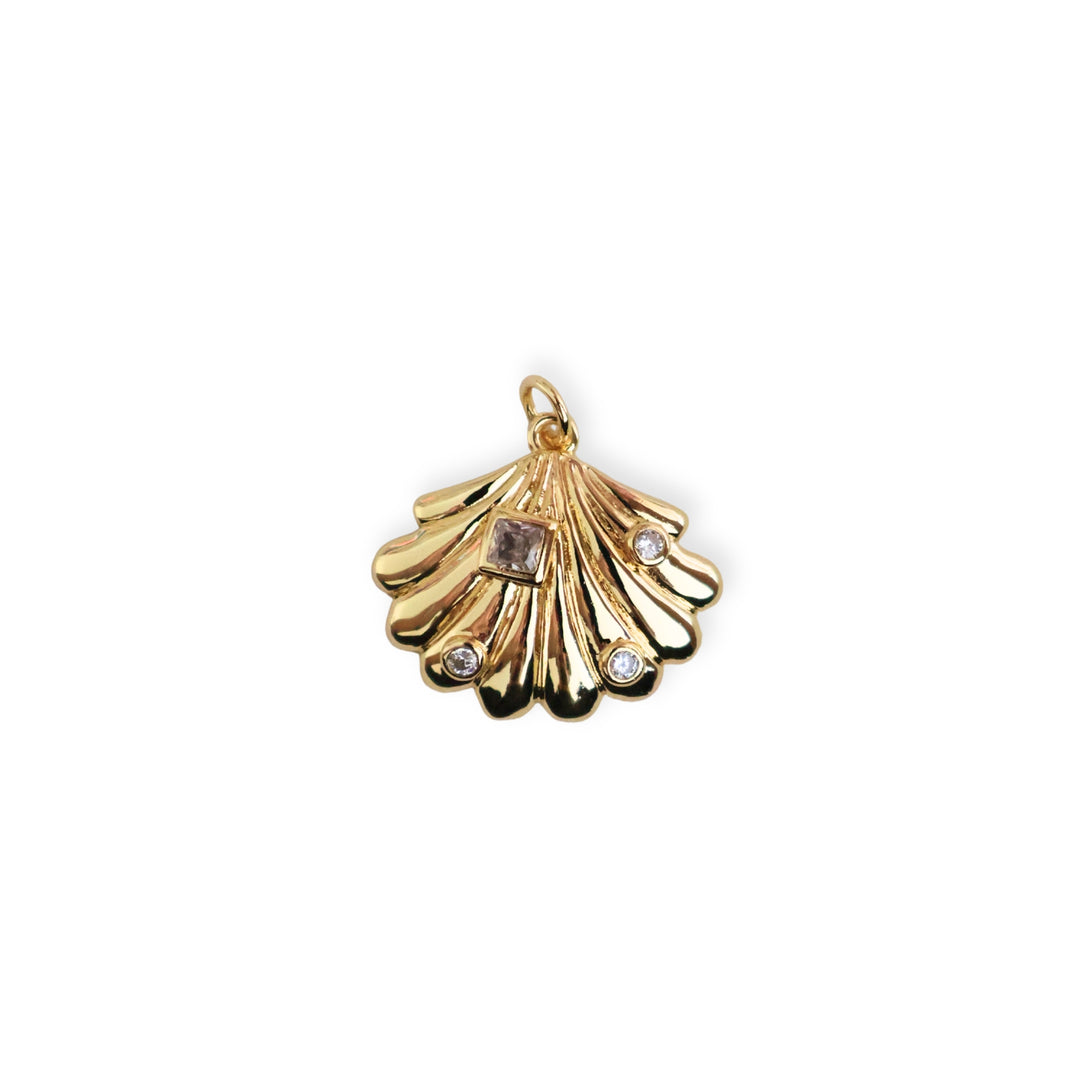 Dije en forma de concha de chapa de oro con zirconias brillantes decorativas