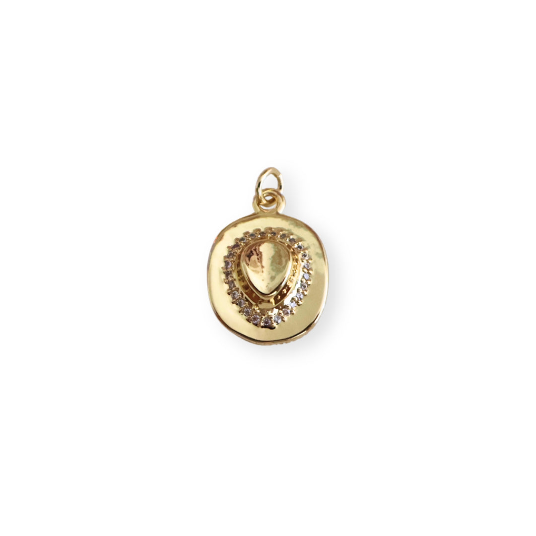 Dije en forma de sombrero de chapa de oro con zirconia