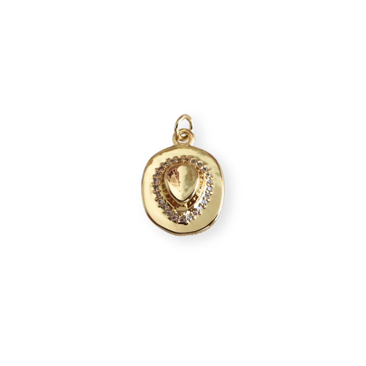 Dije en forma de sombrero de chapa de oro con zirconia