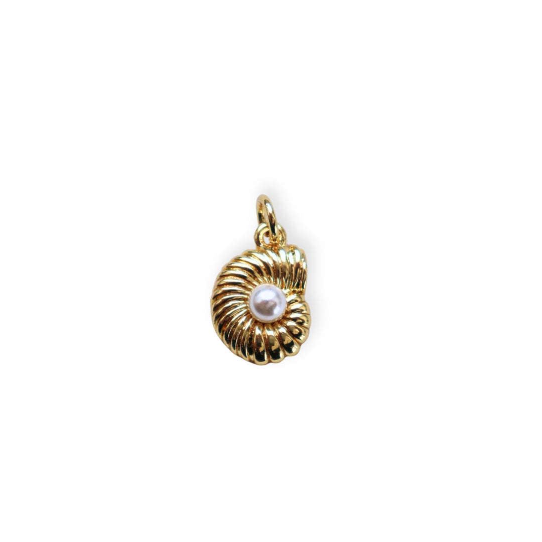 Dije caracol dorado en chapa de oro con perla sintética en el centro