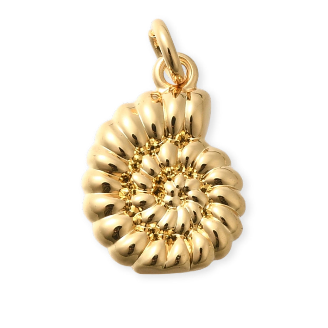 Dije en forma de caracol de chapa de oro sobre fondo blanco