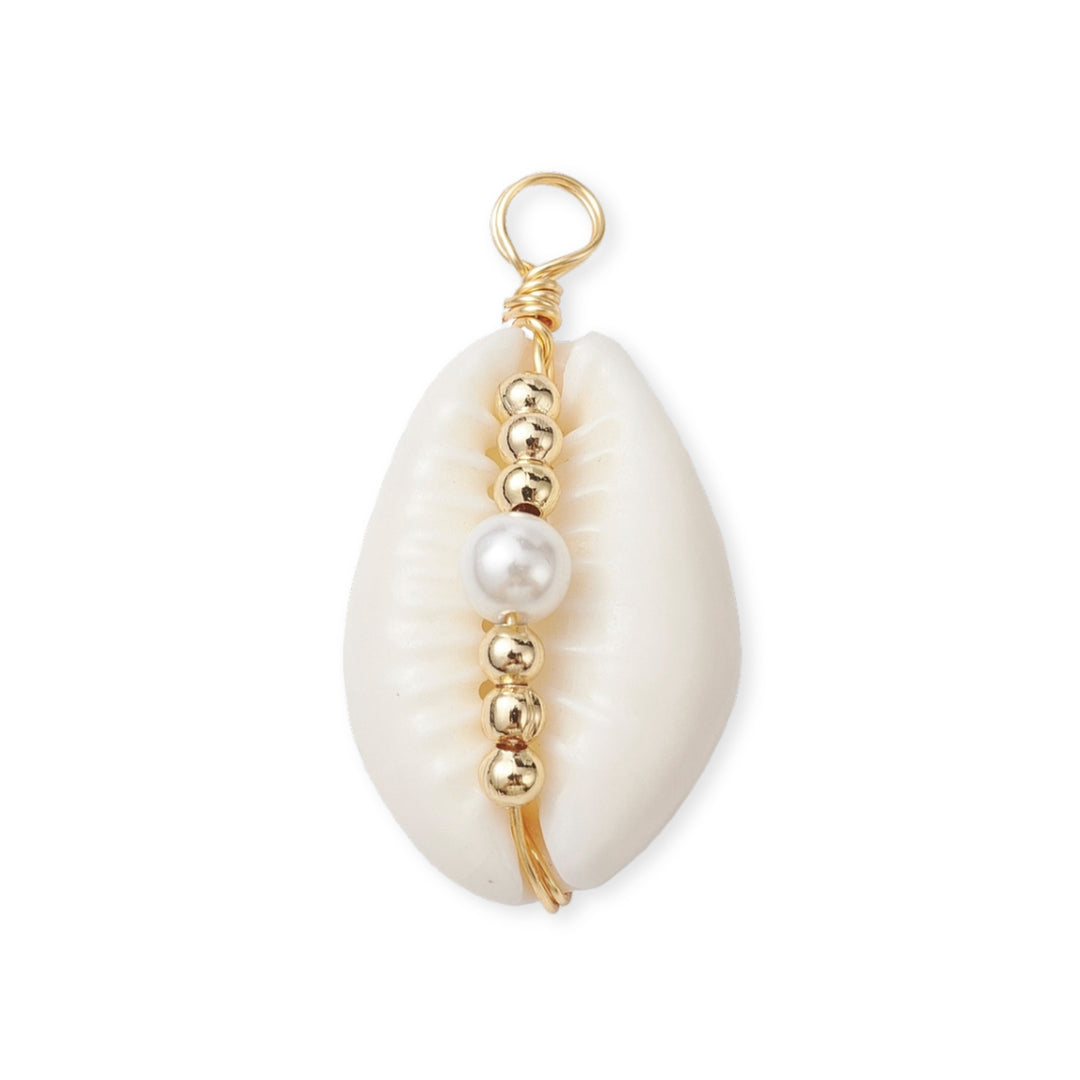 Dije en forma de caracol de concha con perla sintética y detalle dorado
