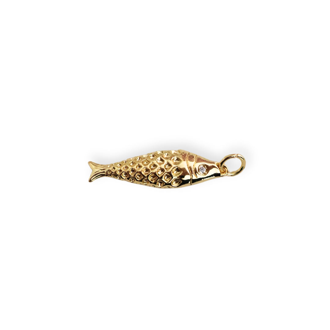 Dije de pescado dorado con zirconia en el ojo sobre fondo blanco