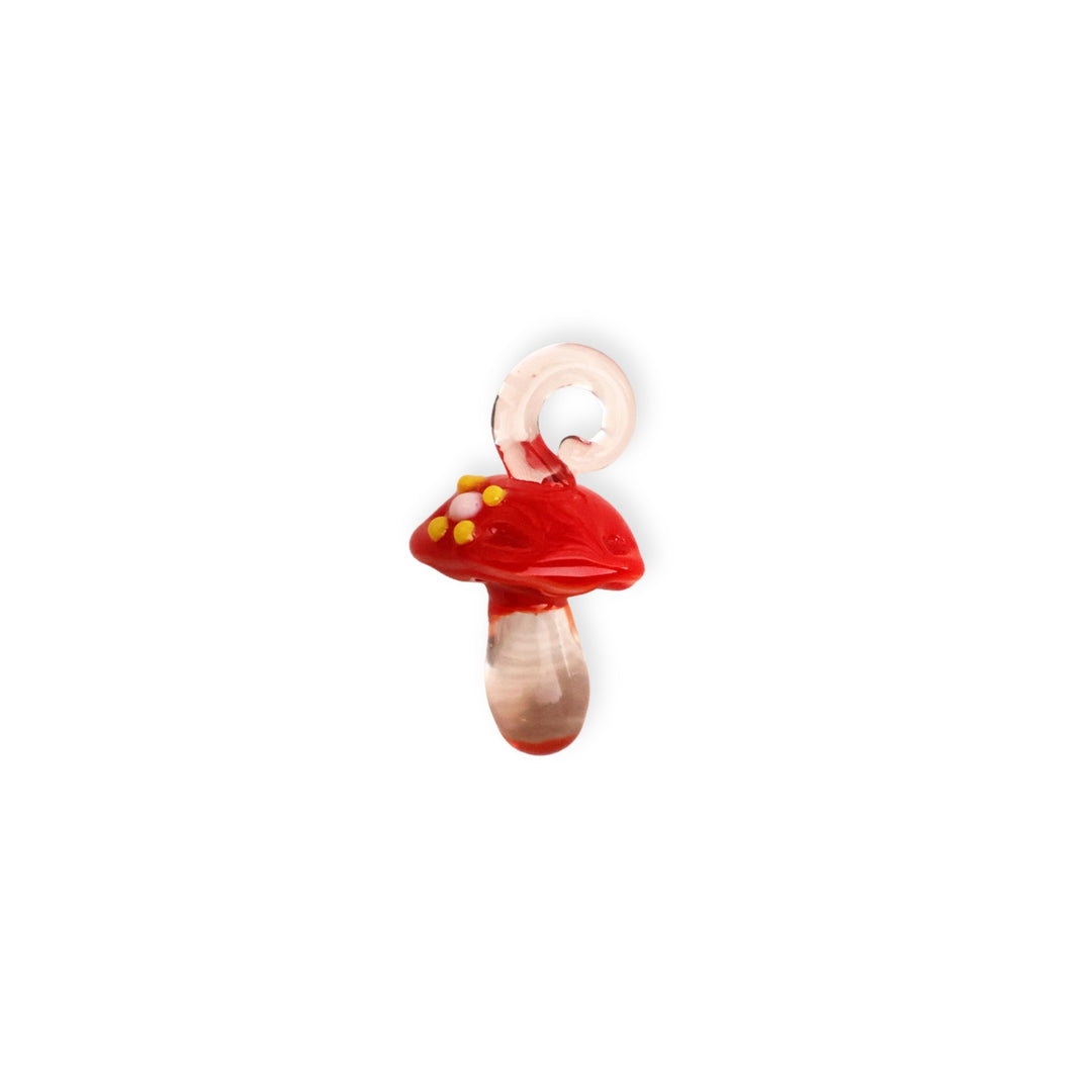 Dije de murano en forma de hongo con sombrero rojo y cuerpo transparente