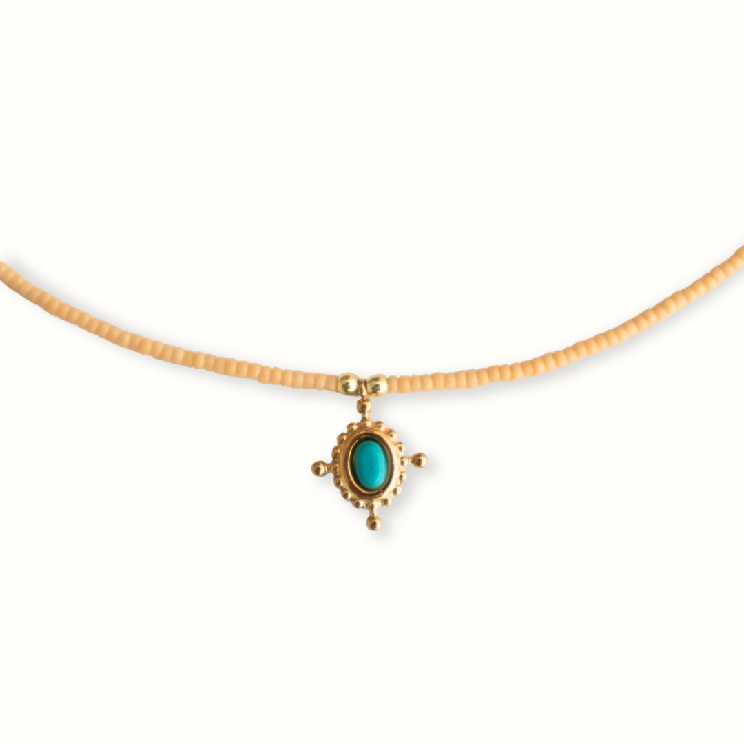 Collar Melora con chaquira dorada y dije de cruz con piedra turquesa