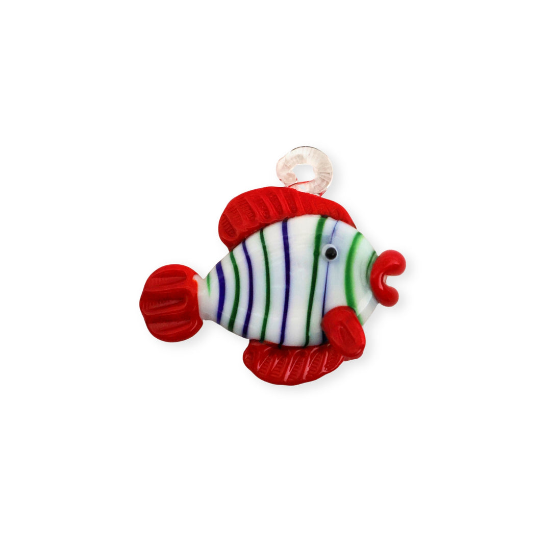 Dije murano en forma de pez con diseño en rojo, blanco, azul y verde