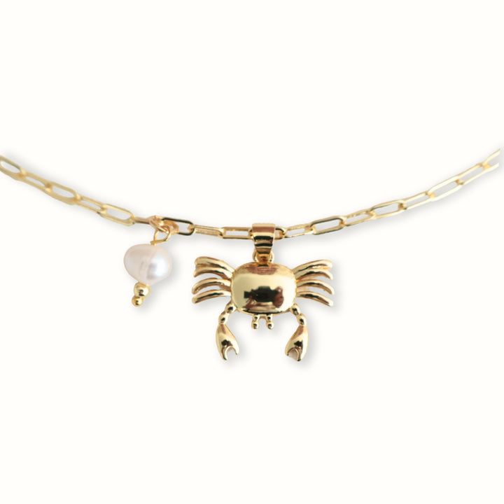 Collar Ammos con perla de río y cangrejo dorado