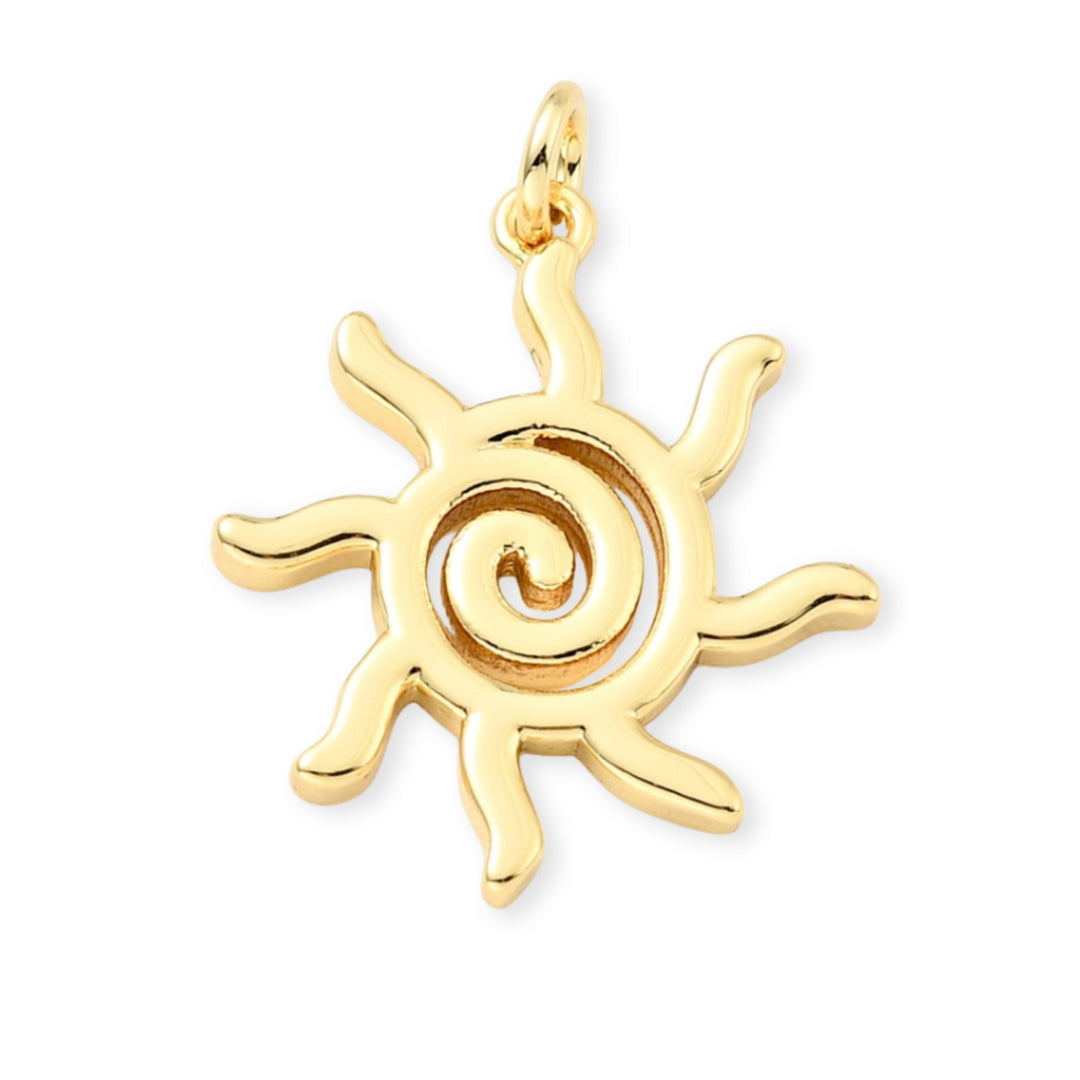 Dije en forma de sol de chapa de oro sobre fondo blanco