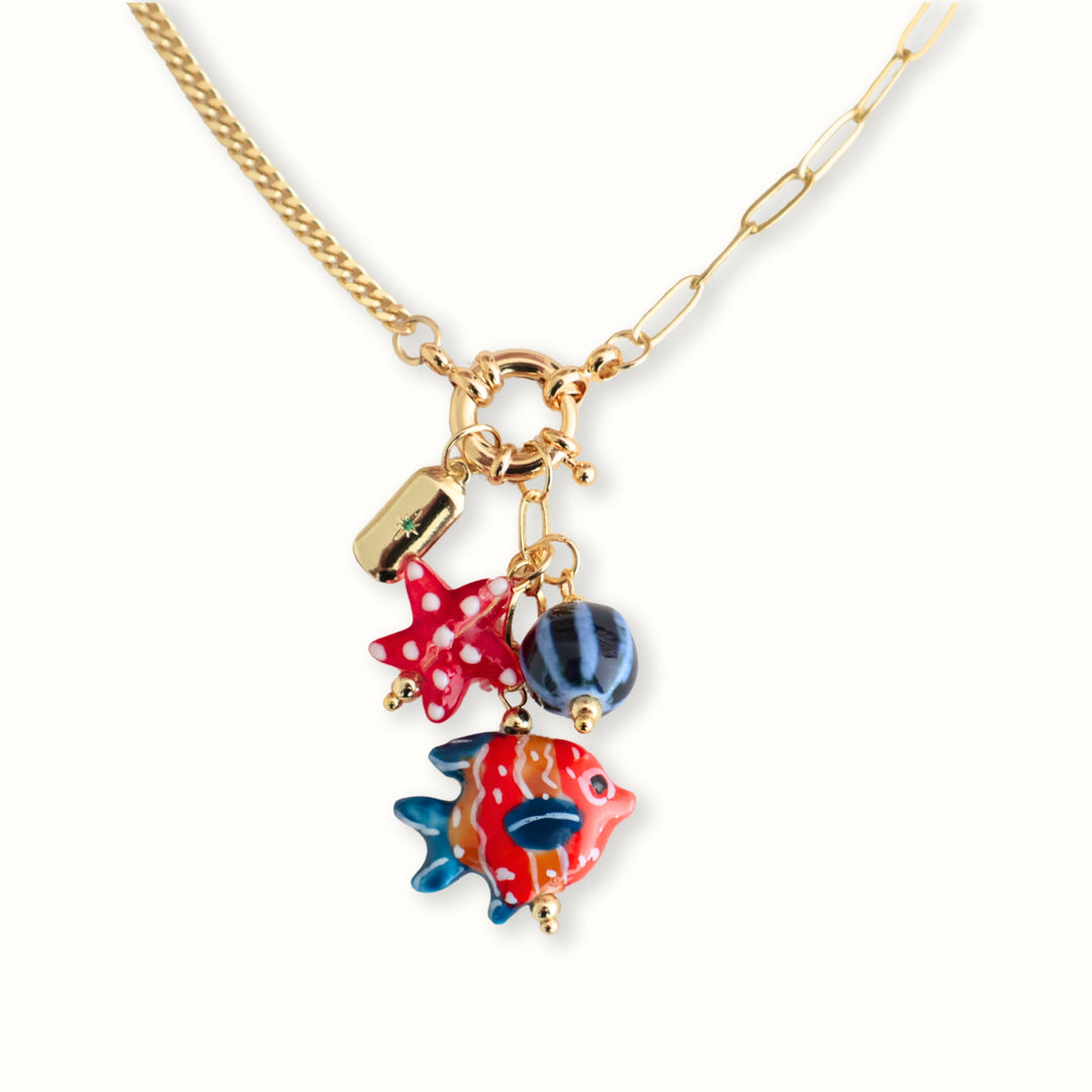 Collar dorado con broche marinero y dije de estrella roja – Zanzibar