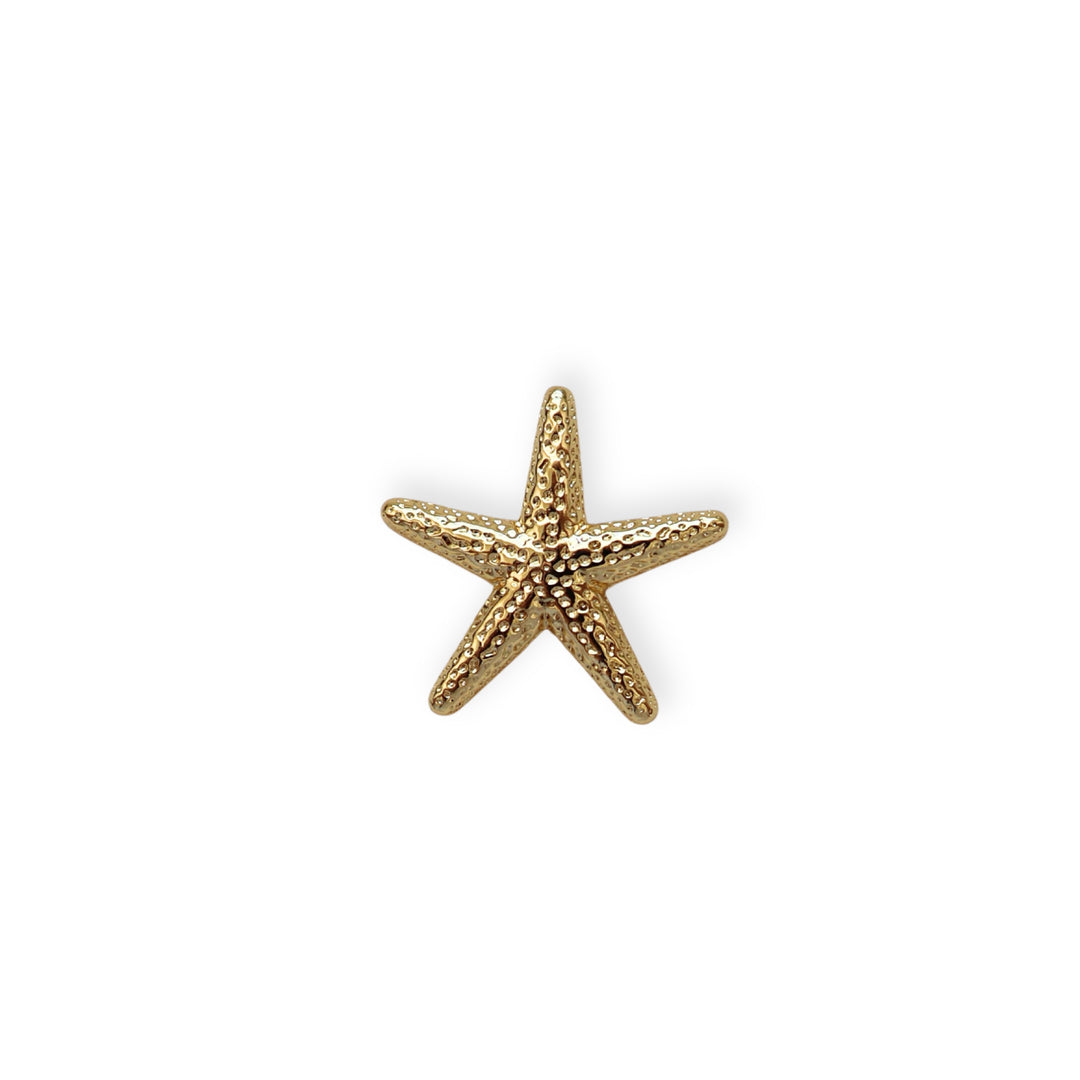 Dije estrella de mar dorada en chapa de oro con ojal trasero