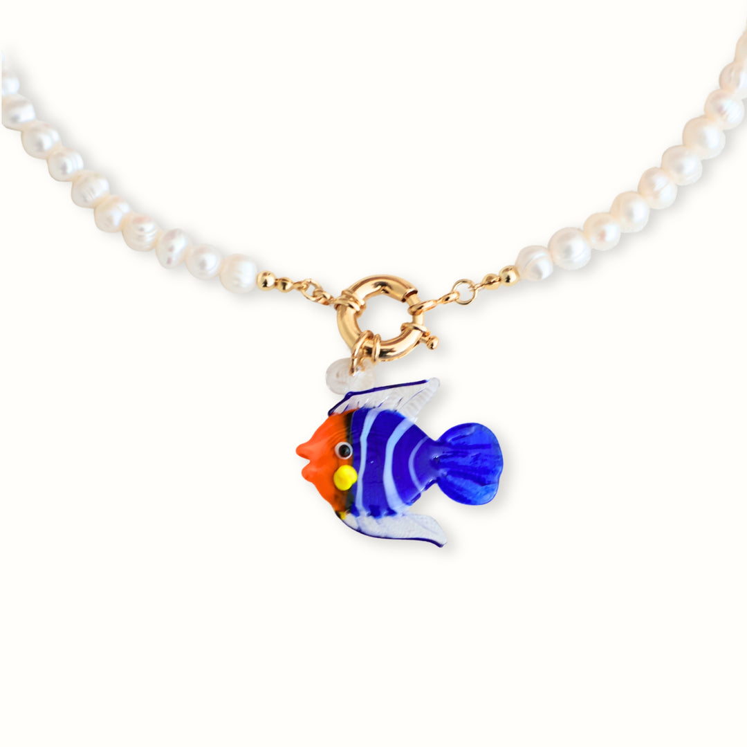 Collar Anisea con perlas, broche dorado tipo marinero y dije de pez naranja con azul