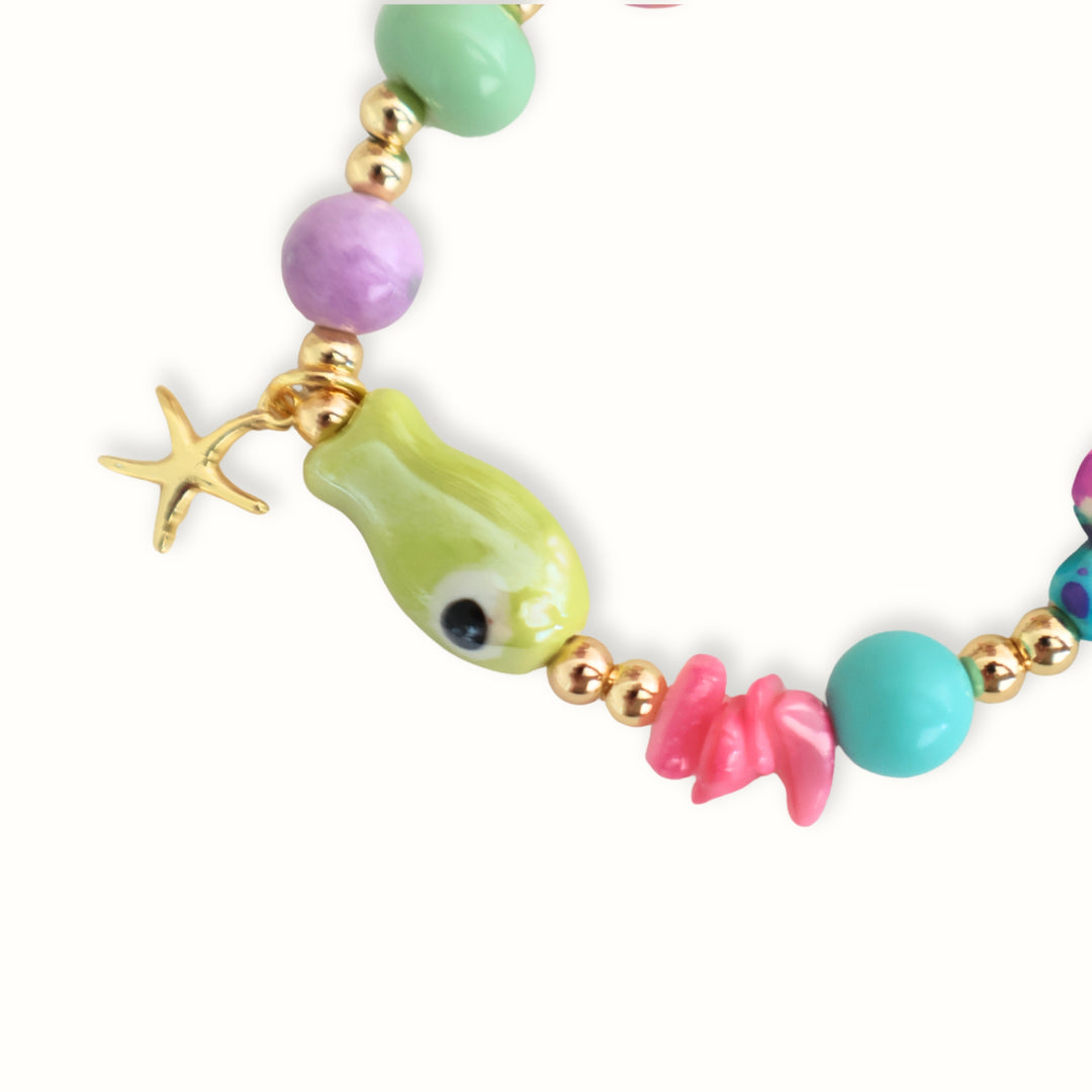 Brazalete Calena con piedras naturales pastel, dijes marinos y estrella dorada