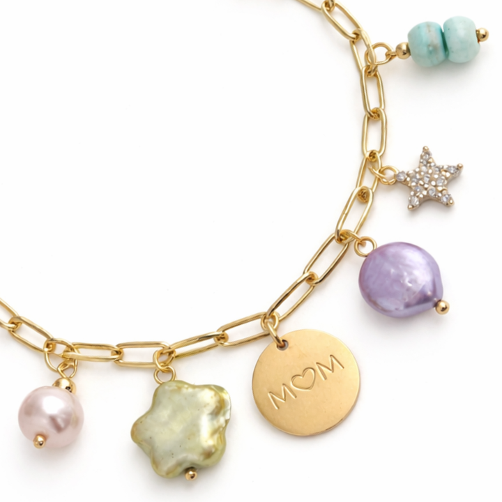 Pulsera Siena con conchas, perla de río, estrella con zirconia y dije Mom de acero inoxidable