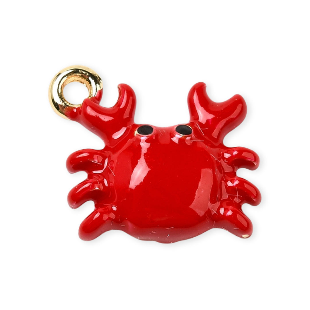 Dije de cangrejo en chapa de oro con esmalte rojo sobre fondo blanco