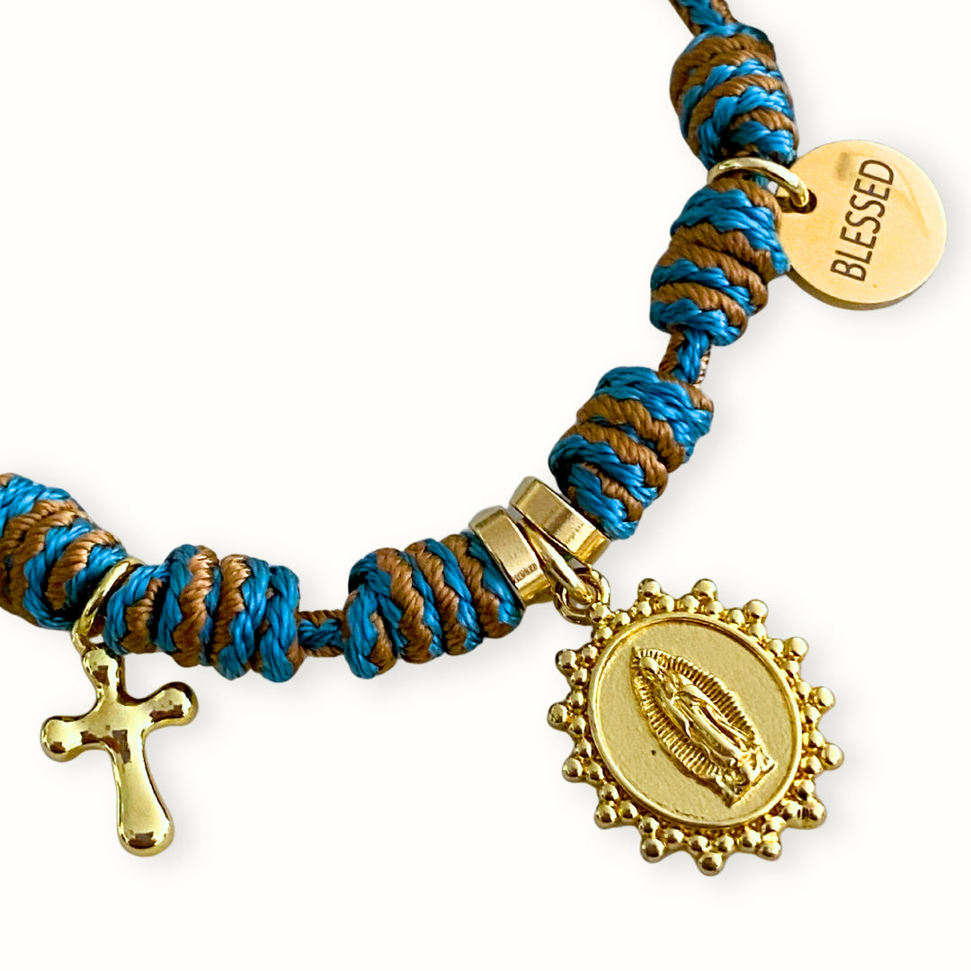 Detalles de Pulsera ajustable con cordón trenzado y dijes de cruz y Virgen de Guadalupe. 