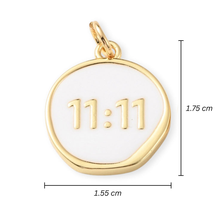 Medidas para Dije circular dorado con “11:11” esmaltado en blanco