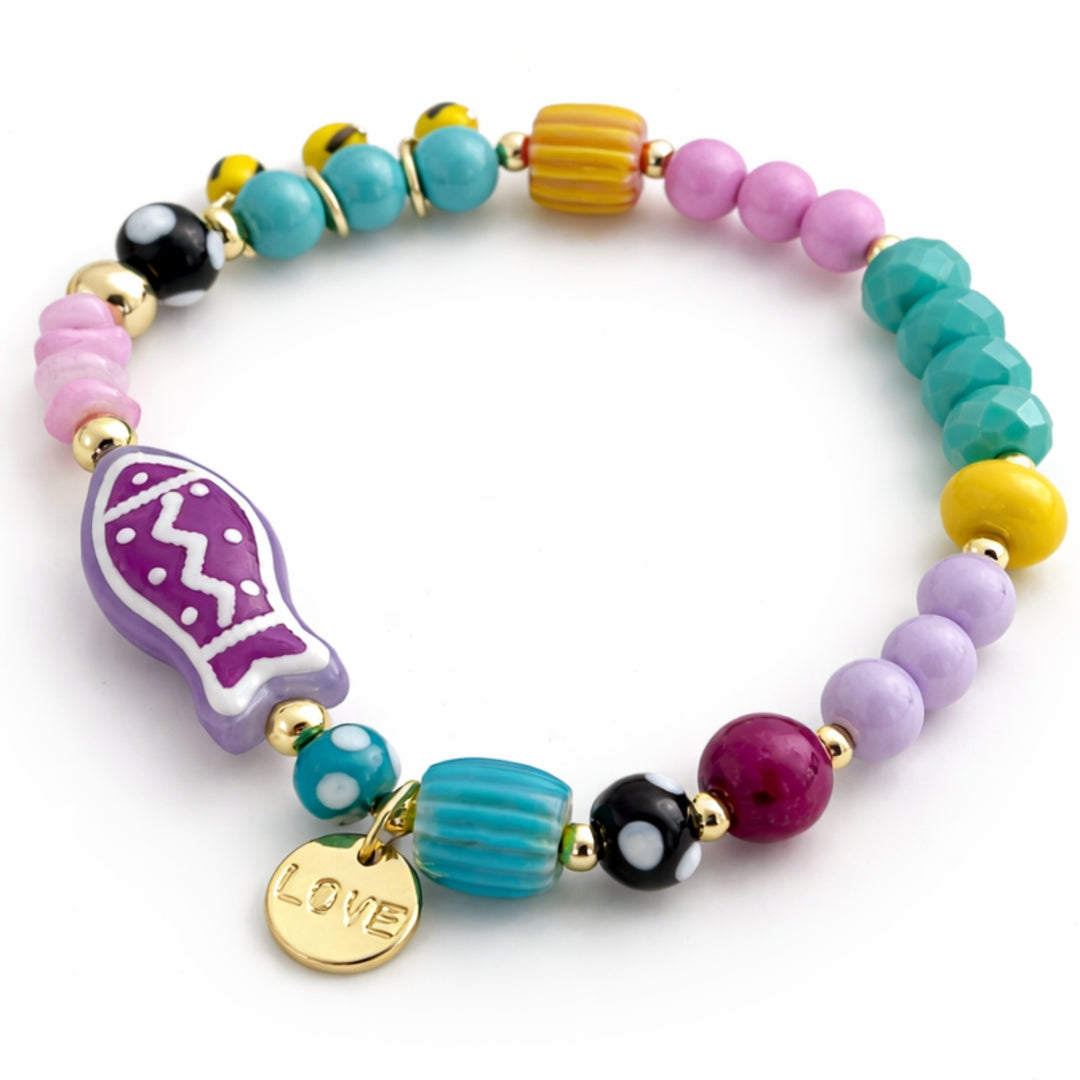 Detalles de Brazalete marino con pez de murano, piedras naturales y dije Love de chapa de oro